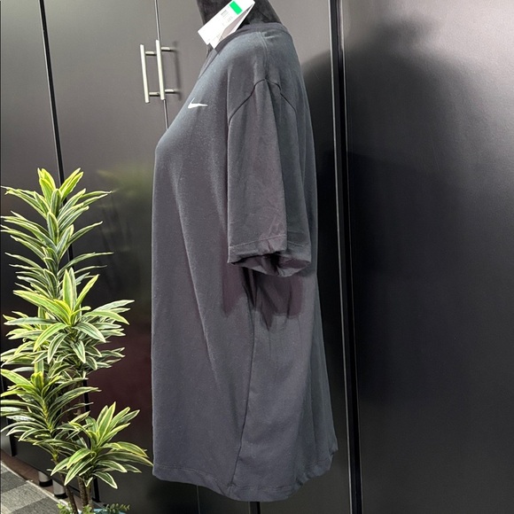 The Nike Tee DriFit, Crewneck, short sleeve Tee Shirt, Swoosh Logo chest - Picture 3 of 10